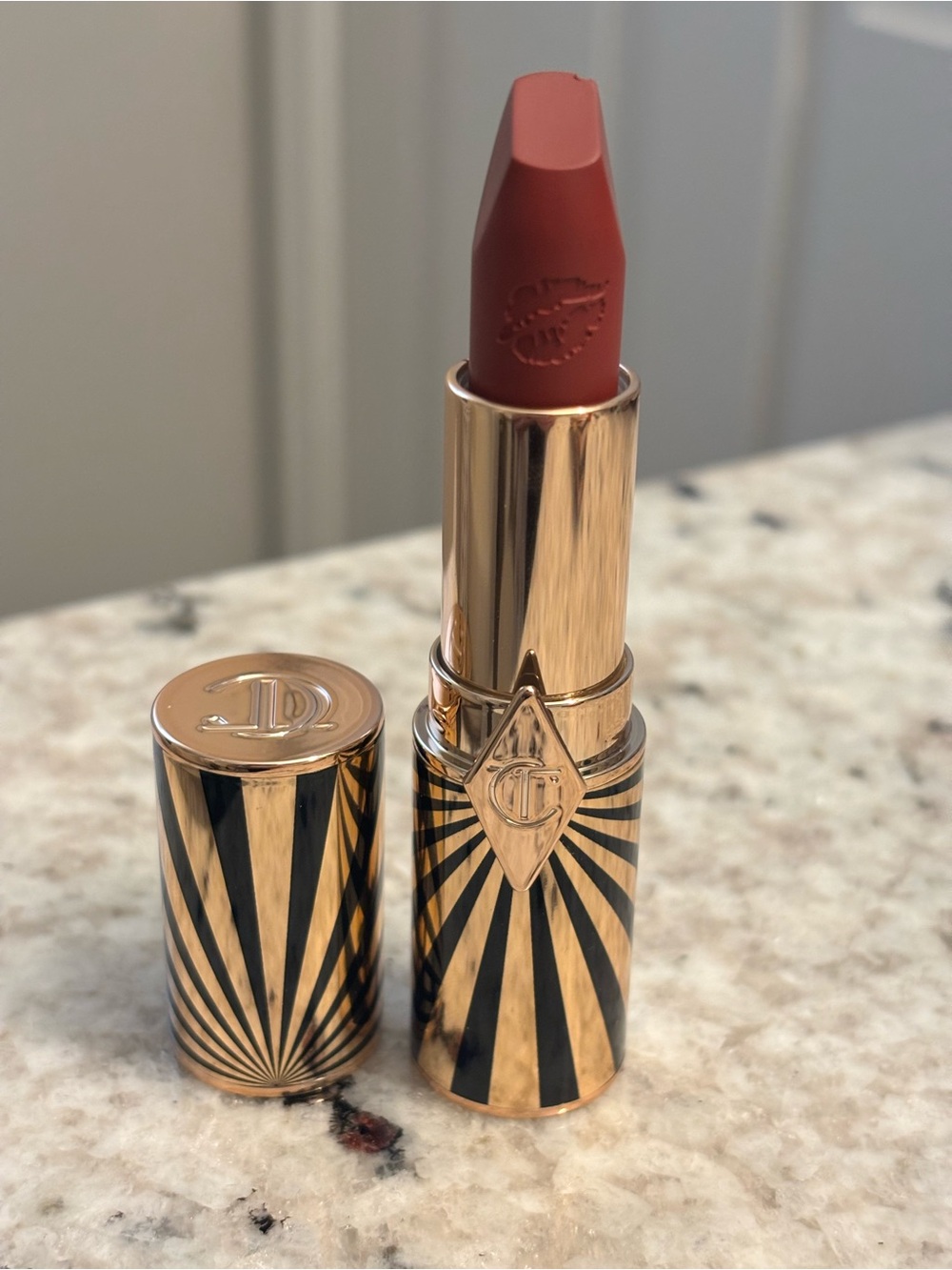 Charlotte Tilbury Hot Lips Matte Revolution in VIVA LA VERGARA! - New